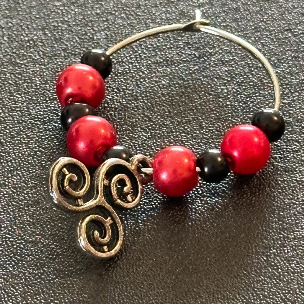 Wine glass tag Stainless steel black/red beads Triple Celtic Spiral charm